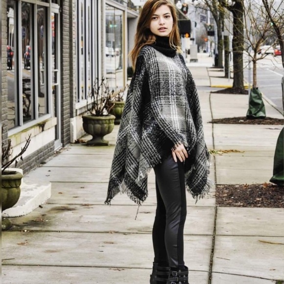 Turtleneck poncho - Picture 3 of 6